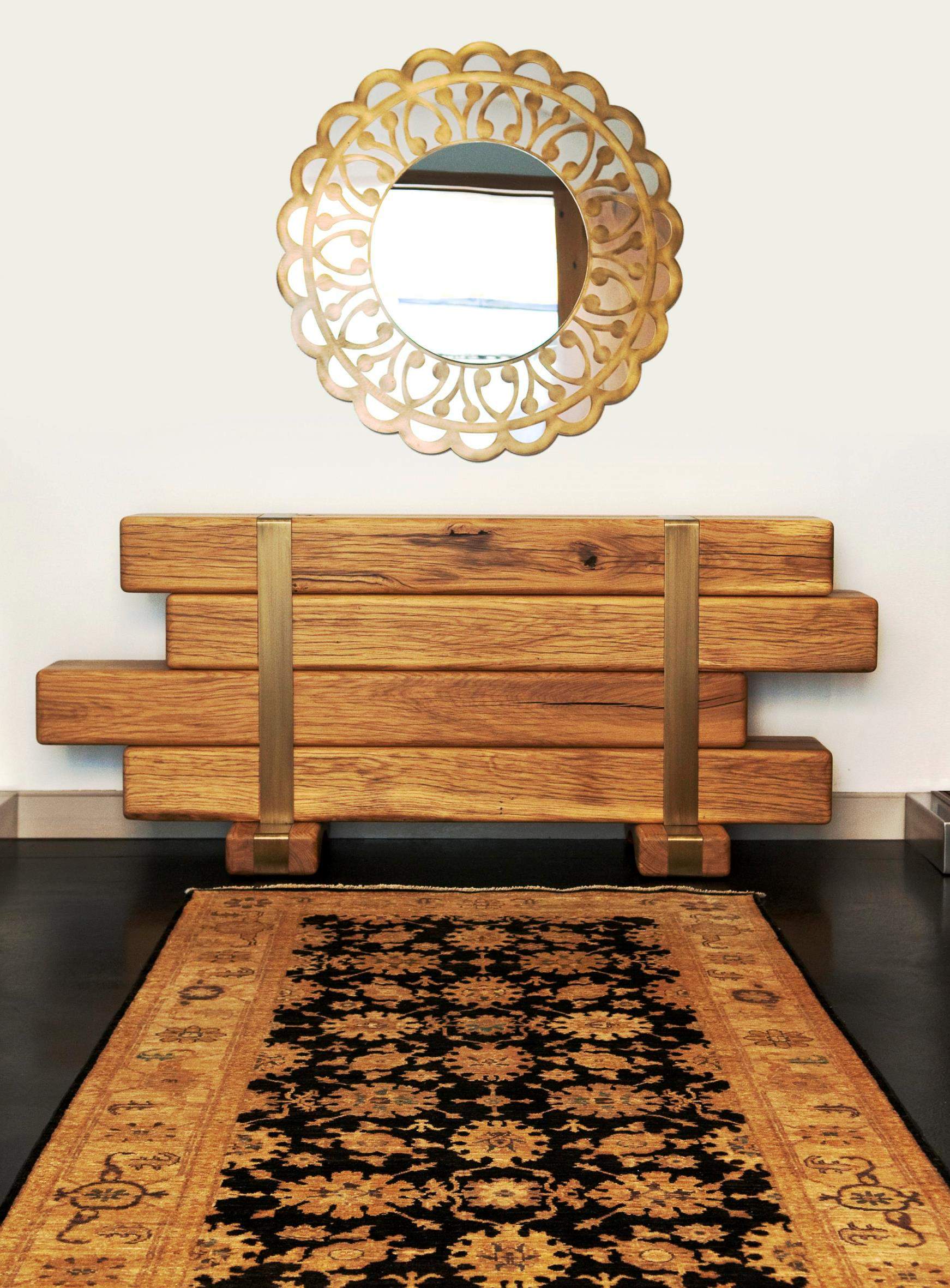שטיח זיגלר ב"צמר שטיחים יפים" בגווני זהב ושחור פרוש מתחת לראי עגול