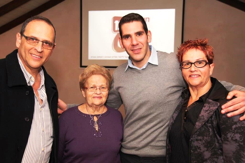 שלושה הדורות של חברת "מן". שניה מימין סבתא פנינה בת ה-90