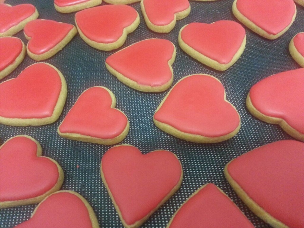 אין כמו עוגיות לב אדום אפויות במו ידינו לבטוי אהבה. צילום אסף לוי