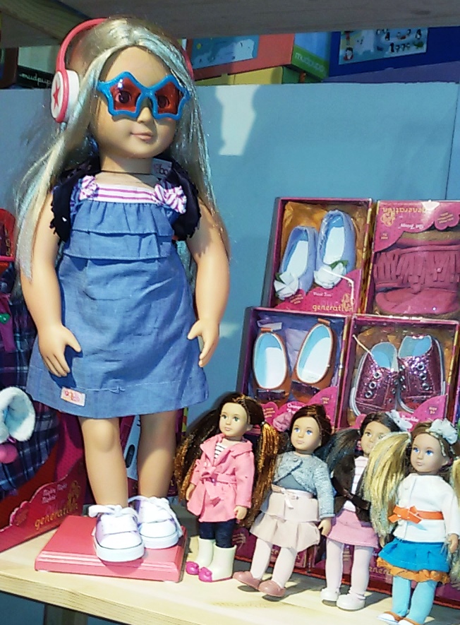 ילדים צעצועים בובות בסגנון ימים עברו בתערוכת טוי טיים