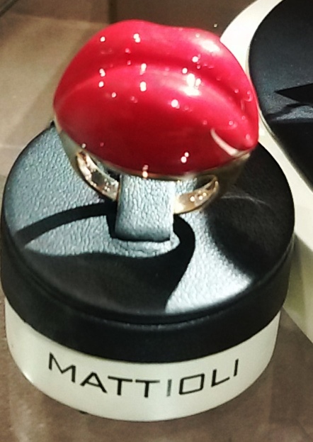 טבעת שפתיים בהשראת סלוודור דאלי