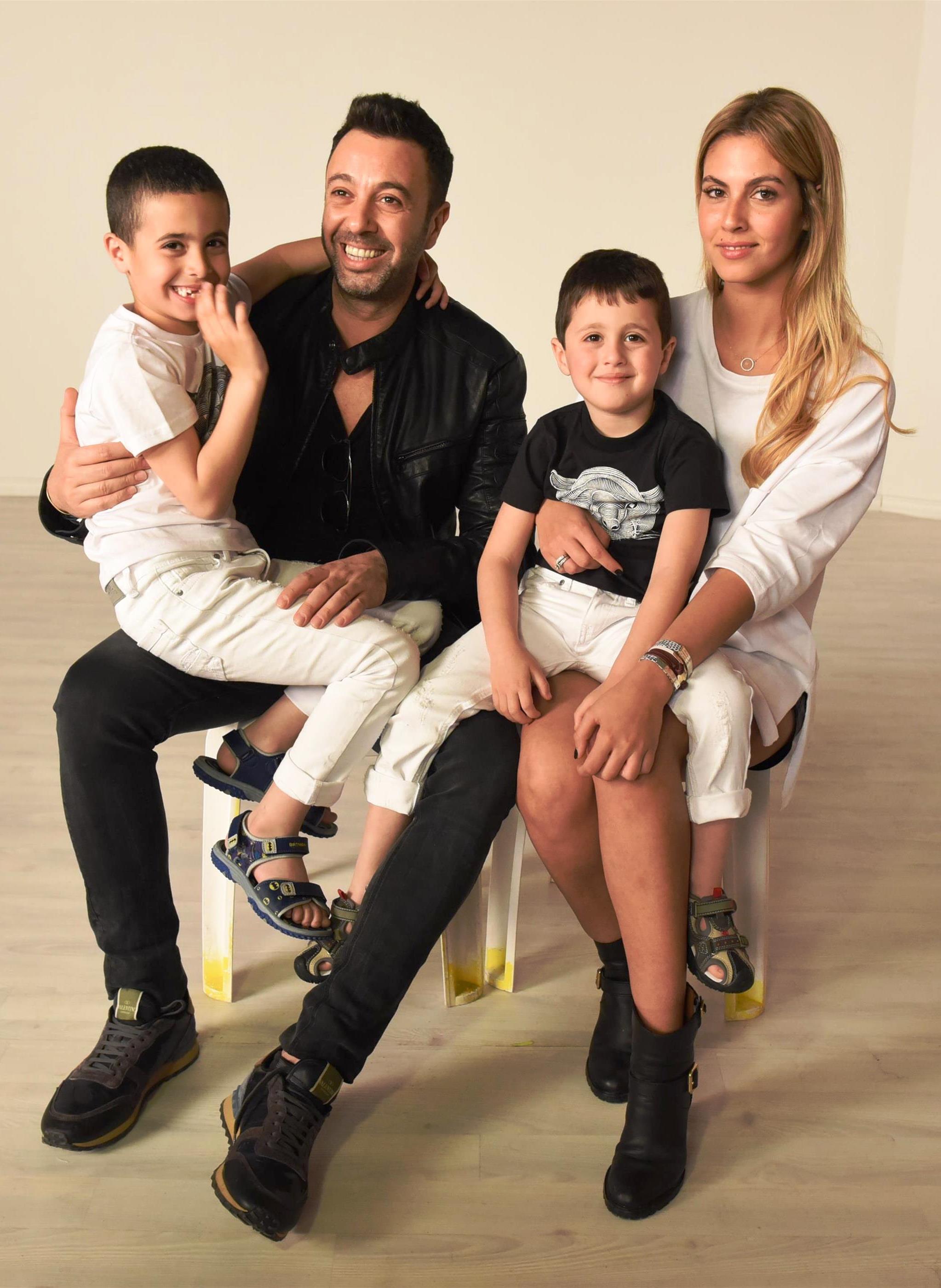  ליאור נרקיס רעייתו והילדים בצילומי הקמפיין של "נעלי גלי". צילום אלעד גוטמן