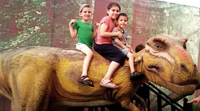  דינוזאור רכיבה במוזיאון ארץ ישראל ברמת אביב