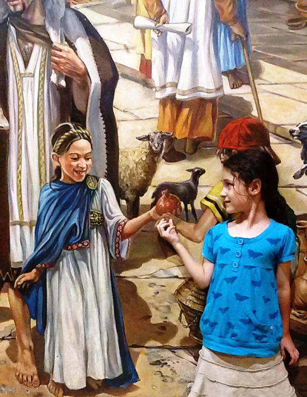  מפגש עבר-הווה בקארדו. ילדה מול ציור קיר של ירושלים בימי המקדש