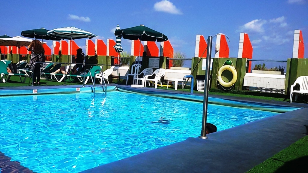מלון גרנד ביץ' תל אביב. הבריכה על הגג