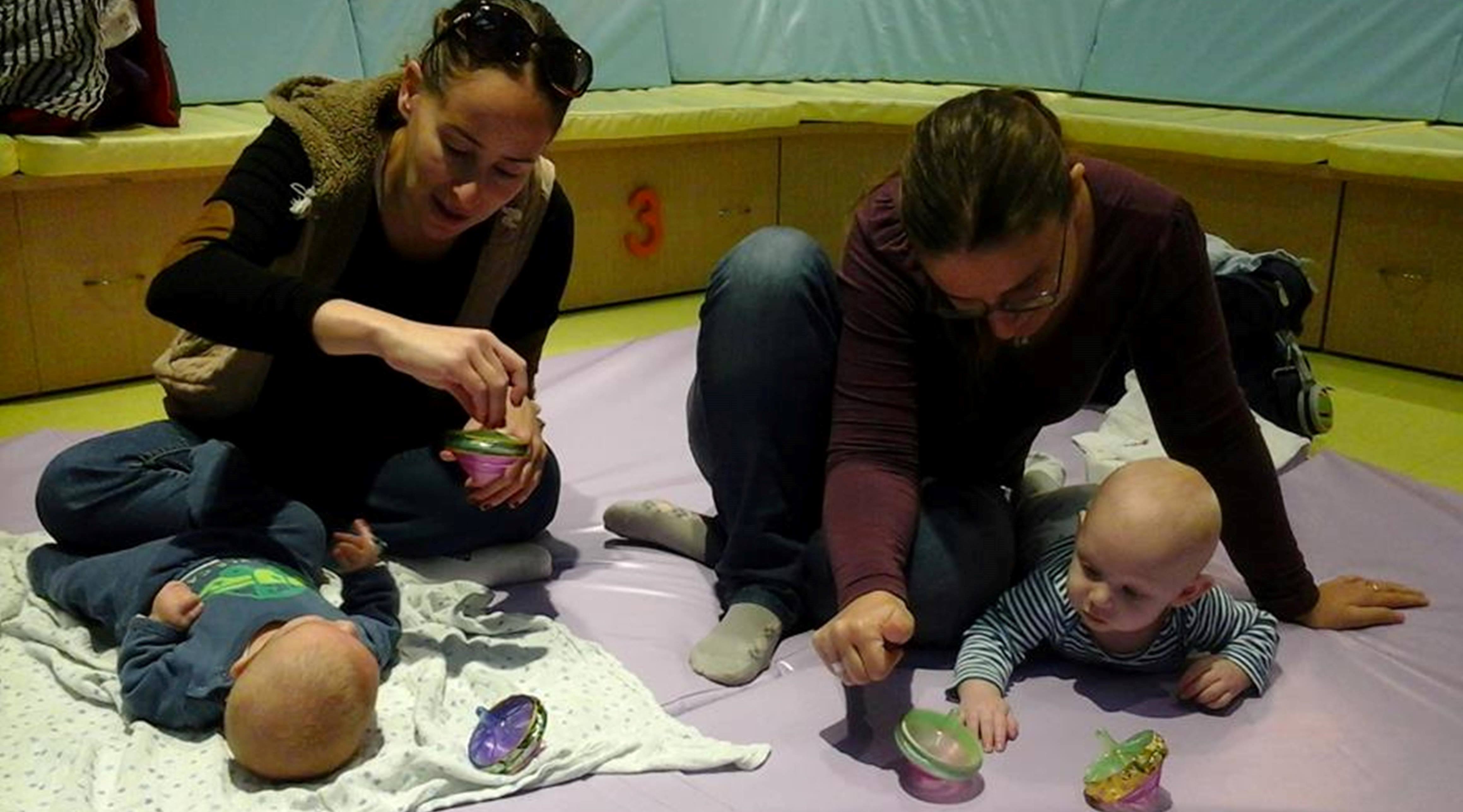 "טיף וטף" מרכז הפעלה לתינוקות עם פעילות מיוחדת לחנוכה. בצילום: עם סביבונים