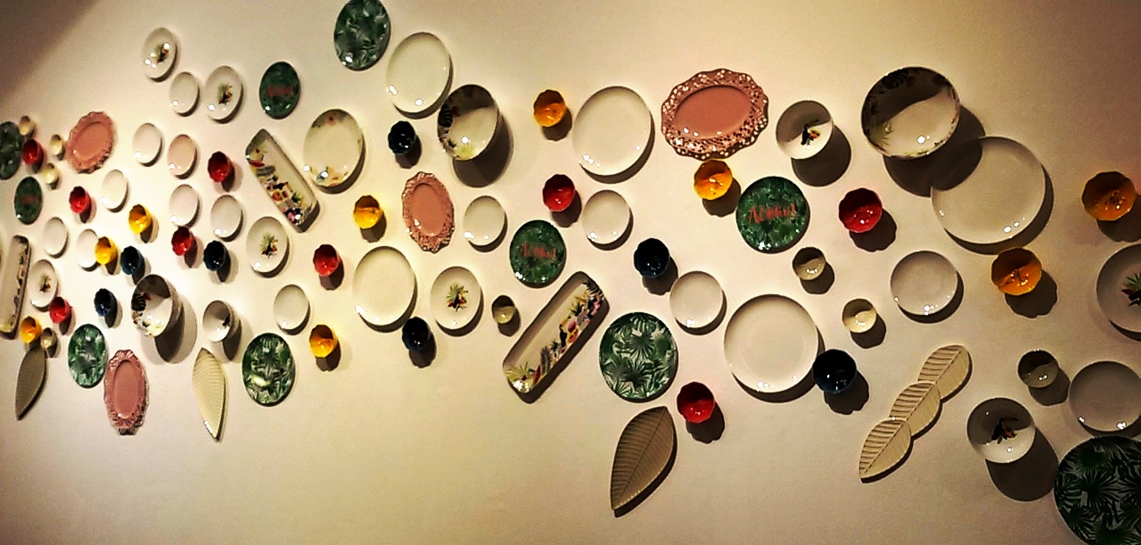 גולף&קו. קולאז' אמנותי של כלי אוכל על קיר המוזיאון. צילום נעמי גולן